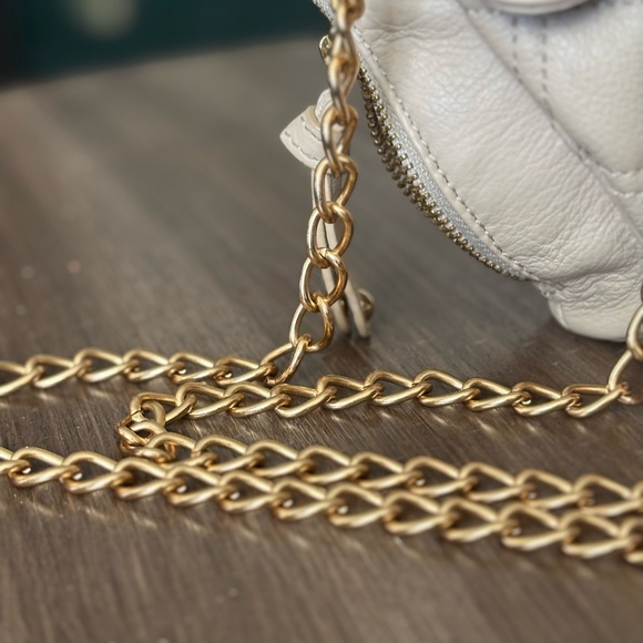 Audrey Brooke Cream Quilted Crossbody Bag - Picture 8 of 16